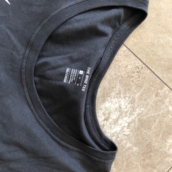 Beautiful Nike TEE - Picture 2 of 2